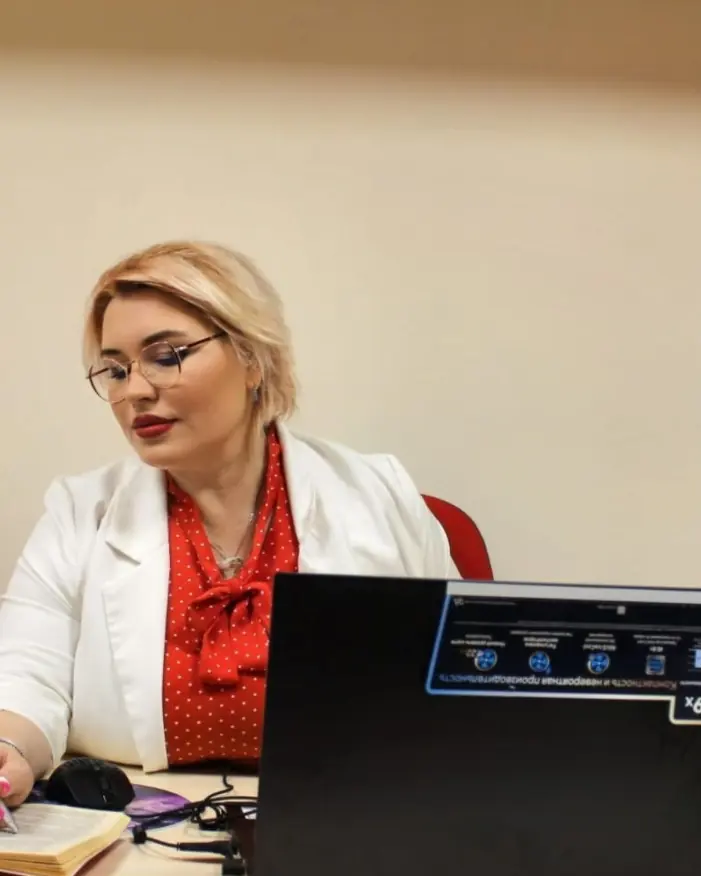 Светлана Анатольевна за рабочим столом на приёме